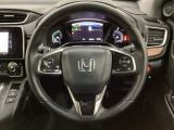 ハンドルにHondaセンシング系のクルーズコントロールやレーンキープアシストなどのスイッチと、オーディオの操作スイッチが装備されています。ハンドルから手を離さず安全に操作できます。