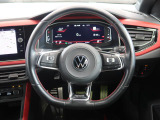 Volkswagen全車共通の上質な本革を使用した手触りのしっとりとしたステアリングです。唯一素肌が触れるハンドルは上位モデルと同じ握り心地になっております。