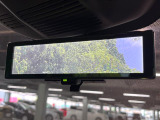 【インテリジェントルームミラー】後席の大きな荷物や同乗者で後方が確認しづらい時でも安心!カメラが撮影した車両後方の映像をルームミラー内に表示。クリアな視界で状況の確認が可能です!
