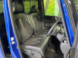 運転席まわりには十分なスペースがあり、大柄な方でもゆったり運転していただける環境です。