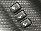 【メモリー機能付きパワーシート】ドライバーごとに設定したシート位置を記憶して、ボタン一つで切り替えできる便利な機能!運転する方が複数名いらっしゃるご家庭におすすめです♪