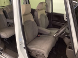 女性でも運転がしやすいように、シートの高さ調整機能(シートリフター)がついています。運転席と助手席の間が空いている為、助手席側への移動がスムーズです。交通量の多い道でも助手席側から乗り降りができます。