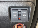 リアドアは乗り降りに便利な両側電動スライドドアです。また運転席に座っていながらスイッチ操作で自在にスライドドアを開け閉めできます。
