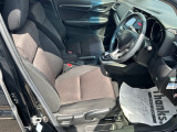 乗り心地の良いフロントシートです。足回りも広々としておりますので、長時間の運転も疲れづらいですよ。