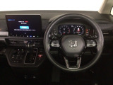 【ハンドル】運転にかかわる様々な操作を安全に行えるように視点移動が少なく操作性に配慮されたスイッチ類が凝縮されたコックピットです。