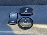 【電動格納ミラー】サイドミラーは電動格納式となっており、狭い駐車場でもキズがつくリスクを抑えられます。