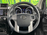 インテリアに合わせたデザインのステアリングは、運転される方のことも考え、運転しやすい形状、大きさです。是非一度、実際に触ってお確かめください。
