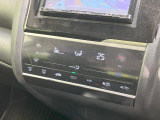 【オートエアコン】一度お好みの温度に設定すれば、車内の温度を検知し風量や温度を自動で調整。暑い&hellip;寒い&hellip;と何度もスイッチ操作をする必要はありません。快適な車内空間には必須の機能ですね♪