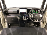 車内は光触媒抗菌消臭施工済です。スタイリッシュなデザインでスポーティなインパネ周りを演出します。グローブボックスやカップホルダーのほかにトレーなどたくさんの収納スペースが付いています。