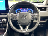 インテリアに合わせたデザインのステアリングは、運転される方のことも考え、運転しやすい形状、大きさです。是非一度、実際に触ってお確かめください。