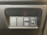 ハンドルの右側にはヘットライトリベライザーとVSA(ABS+TCS+横滑り抑制)の解除スイッチがついています。ヘッドライトリベライザーは道路状況や積荷の加重に応じてライトの高さを調節できます。