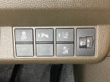 ハンドルの右側にはヘットライトリベライザーとHondaセンシング用のメインスイッチがついています。ヘッドライトリベライザーは道路状況や積荷の加重に応じてライトの高さを調節できます。