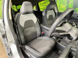 運転席まわりには十分なスペースがあり、大柄な方でもゆったり運転していただける環境です。