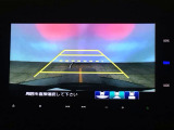 【バックカメラ】運転が苦手な方も車庫入れラクラクです!ギアをリバースに入れれば自動的に切り換わりますので、面倒な操作は不要です♪狭い駐車場もお車を傷つけず安心ですね!