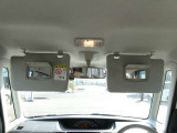 運転席にサンバイザー裏にはバニティミラーが備わっていますので、車の外に出る前にパパッと身だしなみをチェックすることができて便利ですよ♪