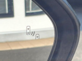 【ブラインドスポットモニター】走行中、ドアミラーの死角になりやすい箇所に後続車が接近するとサイドミラーのレンズに警告を表示!ドライバーに注意喚起をしてくれます。
