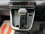シフトレバーの画像です ハイブリッド車の為切替モードもお楽しみいただけます