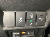Hondaセンシング用の、VSA(ABS+TCS+横滑り抑制)解除と路外逸脱抑制機能のオンオフスイッチなどはハンドルの右側に装備しています。