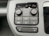運転席と助手席はシートヒーター装備!エアコンに比べて暖まるスピードが速いので冬でも快適に過ごせます。冷え症で悩まれている方にも◎また、エアコンに比べて車内の空気が乾燥しにくいのも、嬉しいポイントです!