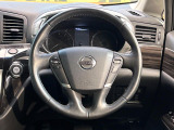 インテリアに合わせたデザインのステアリングは、運転される方のことも考え、運転しやすい形状、大きさです。是非一度、実際に触ってお確かめください。