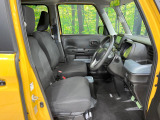 運転席まわりには十分なスペースがあり、大柄な方でもゆったり運転していただける環境です。