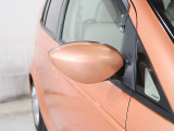 運転席のスイッチ操作で車体と平行に折りたたむことができる、電動格納ドアミラー!