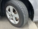 195/65R15インチの専用アルミホイール。デザインもさる事ながら、重量軽減と立体感を与えられた贅沢なアルミホイールです!