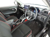 シンプルで使いやすいデザインの運転席です。