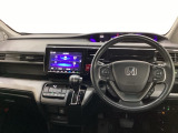 車内は光触媒抗菌消臭施工済です。スタイリッシュなデザインでスポーティなインパネ周りを演出します。グローブボックスやカップホルダーのほかにトレーなどたくさんの収納スペースが付いています。