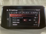 ハンドル操作をアシストすることにより車線からの逸脱回避を支援します。