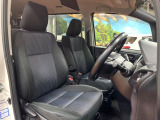 運転席まわりには十分なスペースがあり、大柄な方でもゆったり運転していただける環境です。