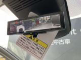 後部座席の人や、荷物に視界を邪魔されずに車両後方のカメラ映像をミラー面に映し出して、いつでもクリアな後方視界を確保する、インテリジェントルームミラーを装備しています。