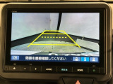 リバースギアに入れるだけで後方の表示へ切り替わります。夜間や雨の日の駐車も楽になりますよ。