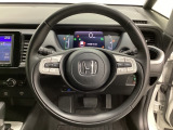 オーディオのチャンネル変更やボリュームなどの操作スイッチの他にレフトセレクターホイールがついています。中央部を指先で上下に動かすことで、マルチインフォメーション・ディスプレイの各表示が確認できます。