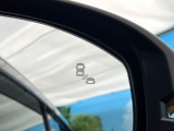 【ブラインドスポットインフォメーション】走行中、ドアミラーの死角になりやすい箇所に後続車が接近するとサイドミラー付近に警告を表示、ドライバーに注意喚起をしてくれます。