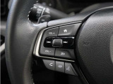 ハンドルにオーディオ操作用スイッチを備え、手を放さずに操作可能。安全性と利便性を両立しています。