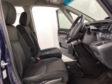 女性でも運転がしやすいように、シートの高さ調整機能(シートリフター)がついています。広い足元にゆったり座れるシートには肘掛も装備しており長距離の運転でも疲れにくいシートです。