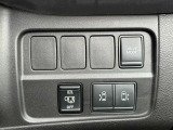 運転席右側には各種スイッチ、両側オートスライドドアの自動開閉のスイッチがあります!