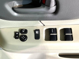 【電動格納ミラー】サイドミラーは電動格納式となっており、狭い駐車場でもキズがつくリスクを抑えられます。