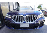 BMWの代名詞の【キドニーグリル】グリルが腎臓のように見えるので【キドニー】と呼ばれるようになりました。一目見ただけでBMWであると認識できる確固たるアイコンとして存在感を放ちます。