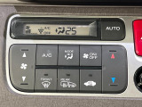 【オートエアコン】一度お好みの温度に設定すれば、車内の温度を検知し風量や温度を自動で調整。暑い&hellip;寒い&hellip;と何度もスイッチ操作をする必要はありません。快適な車内空間には必須の機能ですね♪
