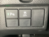 VSA装備車です。VSAはドライバーの操作と車の動きを見守っています。もし車の挙動が乱れたとき、4輪別々にブレーキをかけたり、エンジンパワーをしぼることによって車を安定させます。
