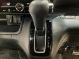 CVT車のセレクトレバーです。低速から高速まで、変速ショックのないスムーズな走りを実現するとともに、エンジン効率のよい領域を維持することで燃費にも貢献します。