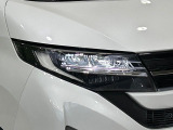 【LEDヘッドライト】悪天候や夜間走行時も良好な視界を確保し安心して運転できる高輝度LEDヘッドライトを装備!点灯速度が早く、消費電力も抑えられています。