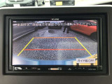 【バックカメラ】運転が苦手な方も車庫入れラクラクです!ギアをリバースに入れれば自動的に切り換わりますので、面倒な操作は不要です♪狭い駐車場もお車を傷つけず安心ですね!