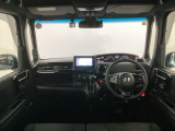 【前方視界】開放的な前方視界!運転がしやすく疲れにくいです♪窓が大きく、見通しがとっても良いおクルマですよ♪