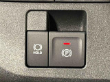 指先だけで簡単に操作が可能な電動パーキングブレーキを採用。「HOLD」スイッチを押すと、渋滞や信号待ちなどでブレーキペダルから足を離しても、ブレーキを保持するので安心です