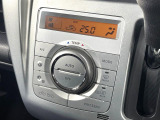 【オートエアコン】一度お好みの温度に設定すれば、車内の温度を検知し風量や温度を自動で調整。暑い&hellip;寒い&hellip;と何度もスイッチ操作をする必要はありません。快適な車内空間には必須の機能ですね♪