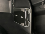グローブBOX内のカードの取り出しもしやすい場所にETCがついています。高速道路の料金所の通過もラクラクです!。