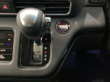 CVT車のセレクトレバーです。低速から高速まで、変速ショックのないスムーズな走りを実現するとともに、エンジン効率のよい領域を維持することで燃費にも貢献します。